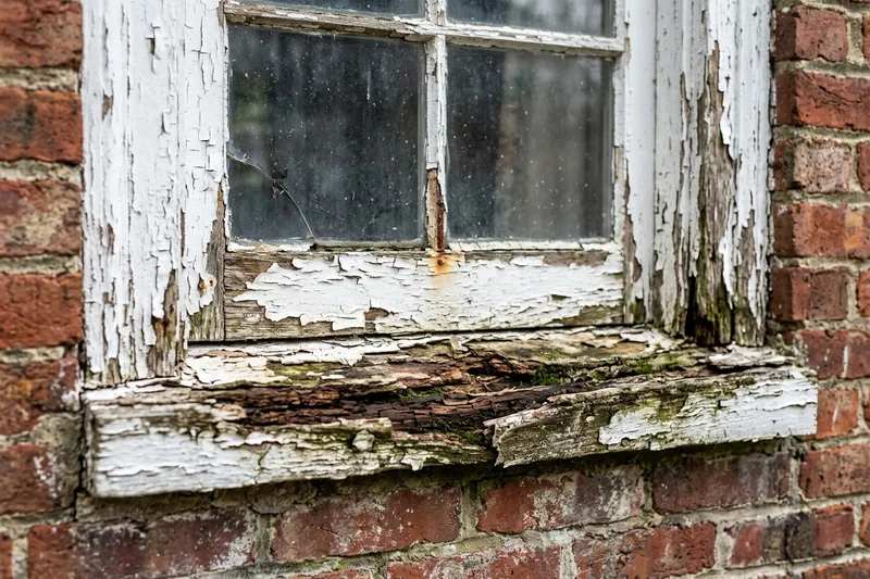 Verweerd kozijn met houtrot voor restauratie